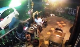 Mải 'check in' đồ ăn, cô gái bị cướp giật túi xách