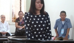 Kiều nữ lấy trộm vàng giấu dưới váy mang đi bán