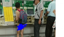 Nam du khách không mặc đồ đứng mua vé tàu 