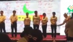 Nhân viên ngân hàng Trung Quốc bị sếp vụt túi bụi