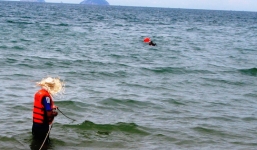 Cô giáo bị sóng cuốn mất tích khi tắm biển Nha Trang