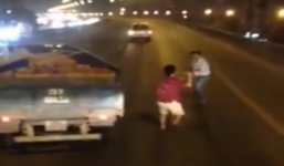 Không cho vượt , tài xế xe ben và taxi vác gậy đuổi nhau giữa đường