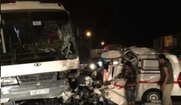 Xe cấp cứu gặp tai nạn, 10 người thương vong