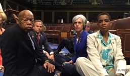 100 nghị sĩ Mỹ biểu tình 'ngồi' kêu gọi kiểm soát súng đạn