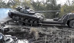 Binh sĩ Ukraine say rượu lái xe tăng lộn nhào