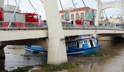 Đang giải cứu tàu bị mắc kẹt, dính chặt vào gầm cầu ở Bình Thuận