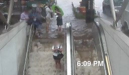 Video: Lũ lụt biến thang cuốn thành thác nước