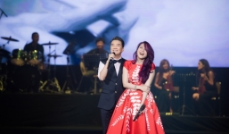 Mỹ Tâm ngại ngùng khi Đàm Vĩnh Hưng ôm hôn trên sân khấu