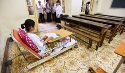 Nữ sinh Hà Nội làm bài thi trên giường bệnh được 51 điểm