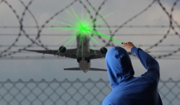 Chiếu tia laser vào buồng lái máy bay bị phạt tù như thế nào ở nước ngoài?