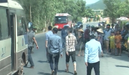 Tin mới vụ dân chặn xe đón công nhân vì 'không chịu ở trọ'