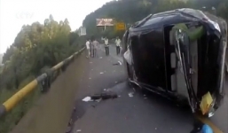 Camry mất lái bay lộn nhiều vòng trên cao tốc, lái xe thoát chết