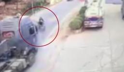 Video: Tai nạn giao thông, xe máy bị cuốn gọn vào gầm container