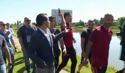 Lộ nguyên do Ronaldo ném micro phóng viên xuống hồ nước 
