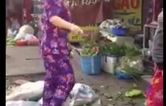 Người phụ nữ giận giữ, đạp đổ hàng rong ra giữa đường