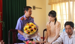 Khiển trách 2 cán bộ phê chuẩn vụ bắt oan 'người chống cát tặc'