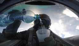 Phi công rót và uống nước ngon lành khi lái chiến đấu cơ lộn ngược