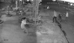 Clip: Côn đồ xông vào cửa hàng truy sát chủ quán