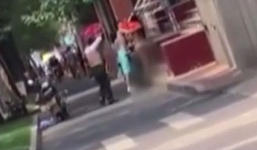 Hai thanh niên Trung Quốc giúp cô gái khỏa thân mặc quần áo gây sốt