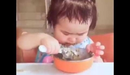 Nhìn bé gái xúc ăn ngon lành mà phát thèm