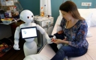 Robot làm tại bệnh viện có khả năng nói được 19 thứ tiếng