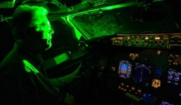 Thủ tướng yêu cầu điều tra động cơ chiếu tia laser vào máy bay