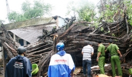 Thương tâm bé trai 12 tuổi bị cây cổ thụ bật gốc đè chết