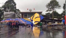 Bức tường sắt khổng lồ ở Đồng Nai bất ngờ đổ sập