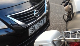 Công an bị hất văng lên nắp capo khi dừng ôtô kiểm tra