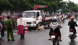 Ngã xuống đường, 2 cô gái bị cuốn vào gầm xe tải