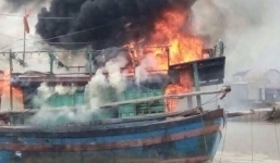 Tàu cá bị thiêu rụi và nhấn chìm