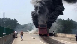 Video: Cháy xe chở khách ở Trung Quốc, ít nhất 30 người thiệt mạng