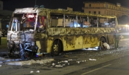 Xe khách 45 chỗ bốc cháy dữ dội còn trơ khung