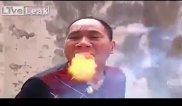 'Dị nhân' ngậm mùn cưa nhả khói, phun lửa nghi ngút