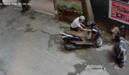 Video: Camera ghi hình thanh niên bẻ khóa xe Lead trong 3 giây ở Hà Nội