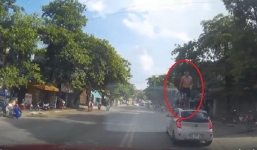 'Ngáo đá' cởi trần lao ra đường đạp kính, trèo nóc ô tô đang chạy