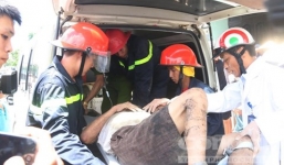 Hàng trăm người xem giải cứu người đàn ông mắc kẹt dưới cống nhà dân