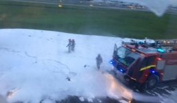 Video: Máy bay chở khách bốc cháy ngùn ngụt sau khi hạ cánh khẩn cấp