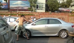 Người đàn ông nước ngoài đứng lau kính xe gây sốt mạng xã hội