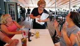 Phu nhân Thống đốc ở Mỹ làm bồi bàn vì lương chồng quá thấp