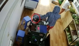 'Ninja siêu trộm' vờ mua hoa quả, cuỗm ngay iPhone của nhân viên bán hàng