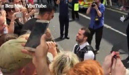 Video: Nam cảnh sát bất ngờ quỳ gối cầu hôn bạn trai giữa buổi diễu hành