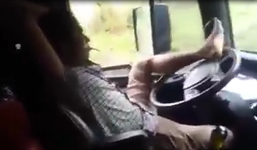 Video: Tài xế ngả người ra ghế hút thuốc, lái ôtô bằng một chân gây sốc