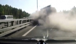 Video: Xe bồn đâm xuyên 3 làn đường, bốc cháy dữ dội