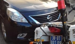 Tài xế hất cảnh sát lên nắp capo bỏ chạy hàng trăm mét