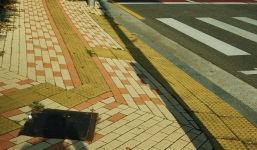 Gạch dẫn đường cho người khiếm thị: đi xuống cống, lao ra đường?