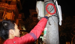 Cầm ô che cho bạn đi vệ sinh cạnh cột điện, nữ sinh bị điện giật tử vong