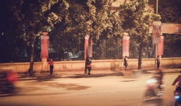 Gái mại dâm đứng đường chuyển sang đi xe đạp điện để mời khách