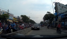 Xe sang Lexus dẫn đầu đoàn xe chạy ngược chiều tránh làn ùn tắc