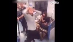 Nam thanh niên 'giả điên' chiếm ghế ngồi trên tàu điện gây tranh cãi